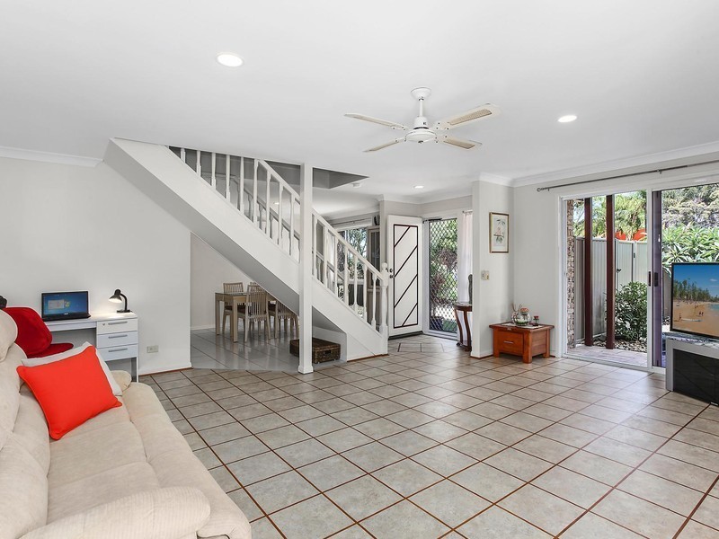 1/5 Philippine Parade, Palm Beach QLD 4221
