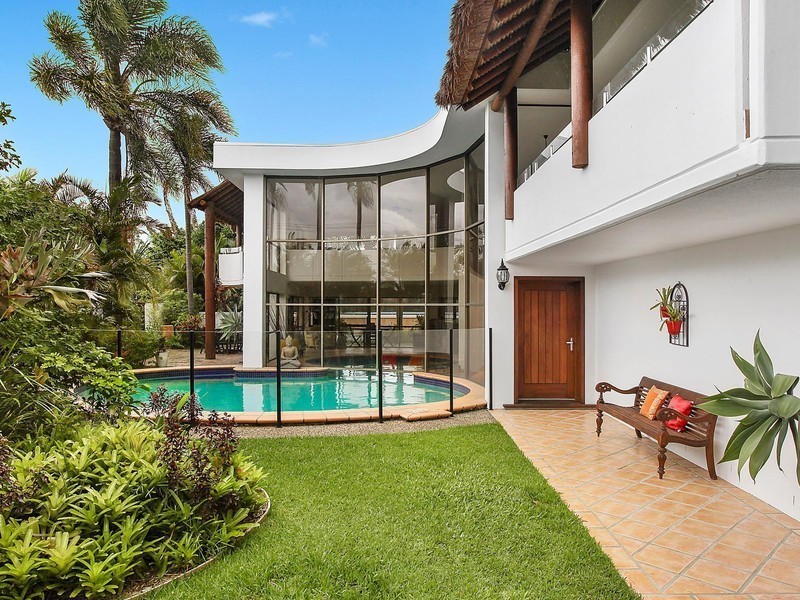 2 Castille Court, Isle Of Capri QLD 4217