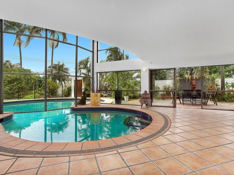 2 Castille Court, Isle Of Capri QLD 4217