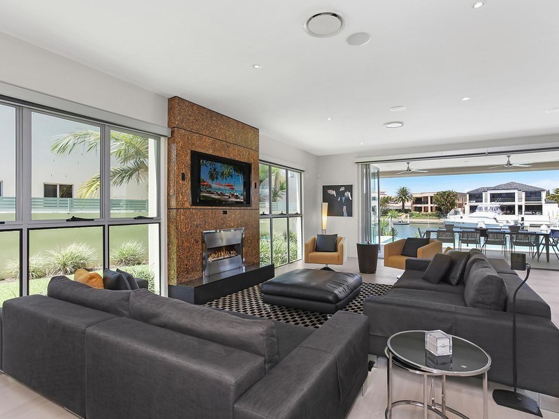 12 Regents Court, Sovereign Islands QLD 4216