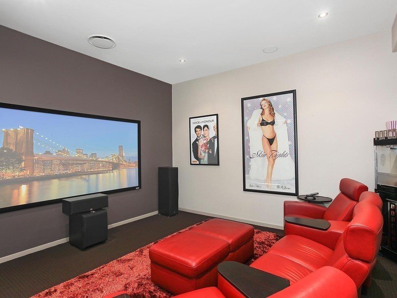 12 Regents Court, Sovereign Islands QLD 4216