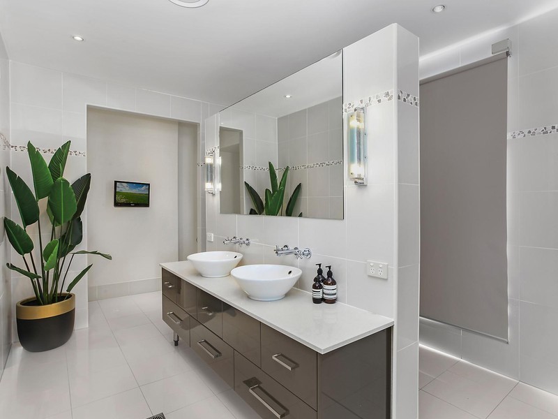 12 Regents Court, Sovereign Islands QLD 4216