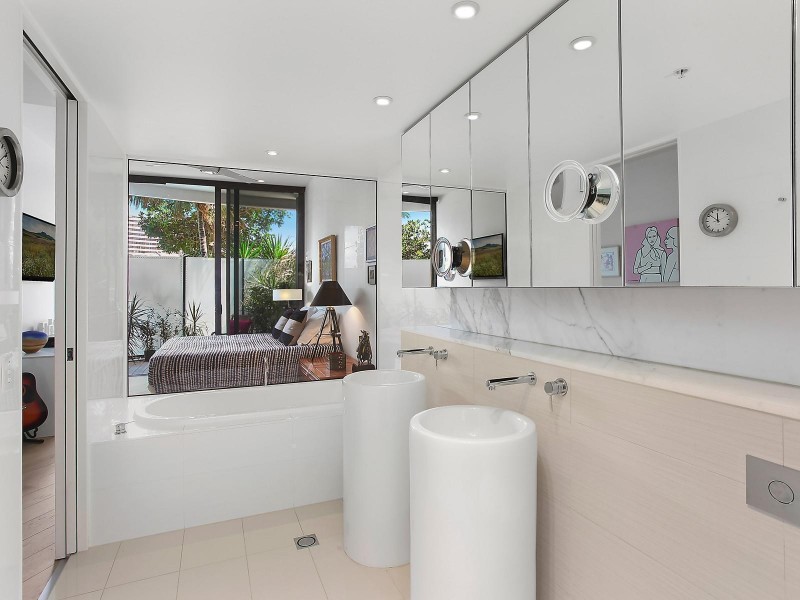 20301/4 Charles Avenue, Broadbeach QLD 4218