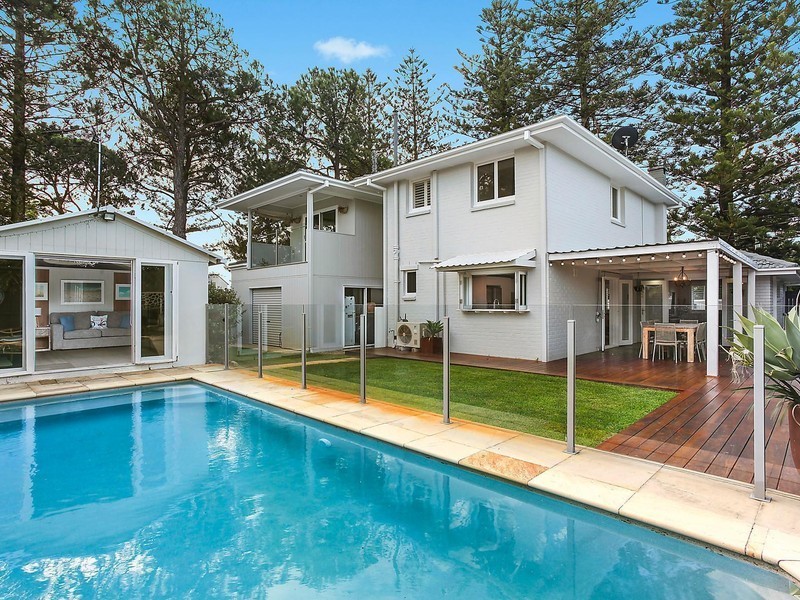 45 Allambi Avenue, Broadbeach Waters QLD 4218