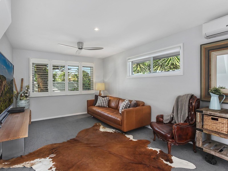 45 Allambi Avenue, Broadbeach Waters QLD 4218
