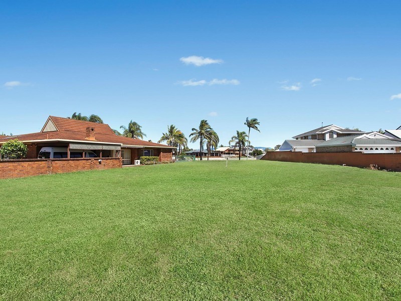 2 Mercedes Place, Bundall QLD 4217