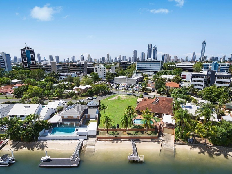 2 Mercedes Place, Bundall QLD 4217