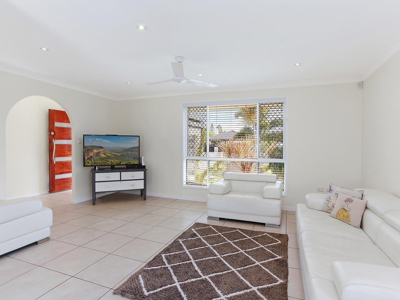 4 Shearwater Street, Burleigh Waters QLD 4220