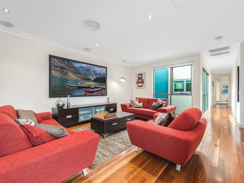 11a Vespa Crescent, Isle Of Capri QLD 4217