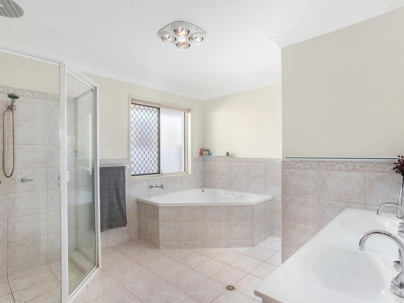 15 Bon Aire Court, Clear Island Waters QLD 4226