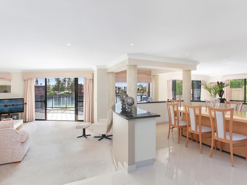 13 Ipsley Drive, Broadbeach Waters QLD 4218