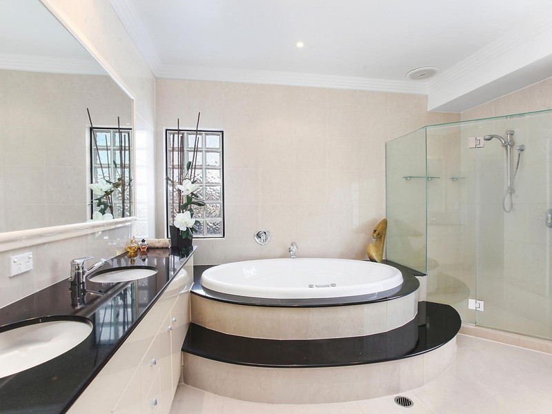 13 Ipsley Drive, Broadbeach Waters QLD 4218