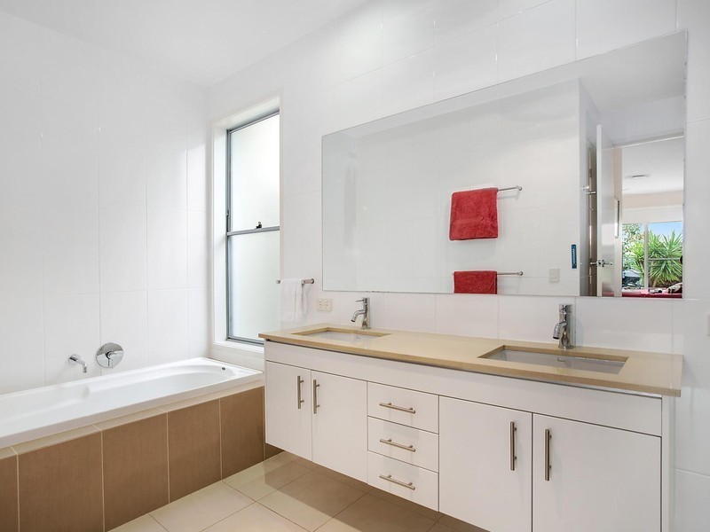 2252 Glengallon Way, Hope Island QLD 4212