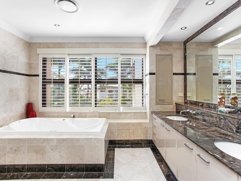 1 Rowes Court, Sorrento QLD 4217