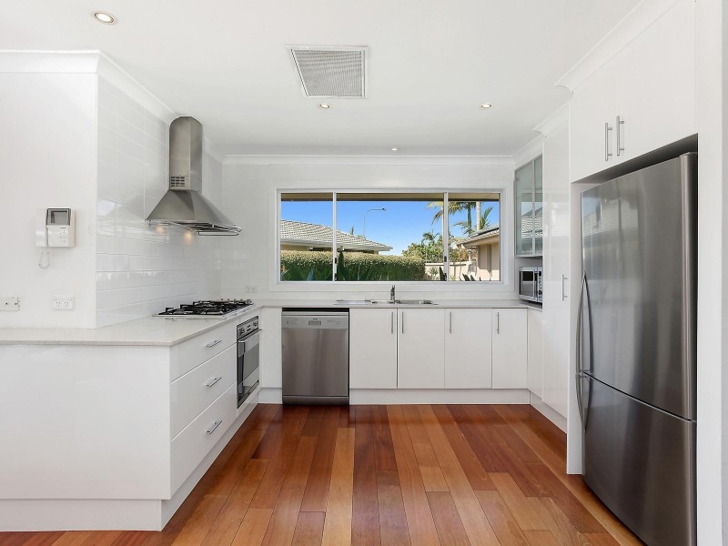 20 Selkirk Avenue, Benowa Waters QLD 4217