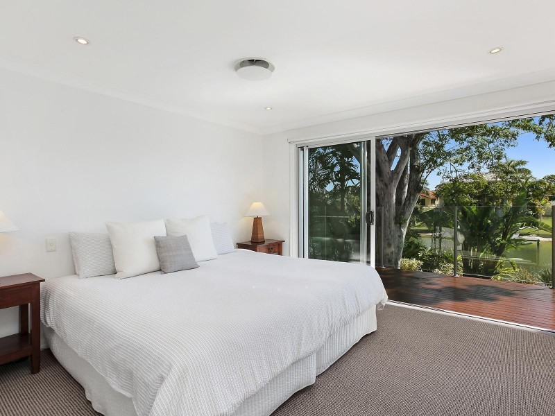 20 Selkirk Avenue, Benowa Waters QLD 4217