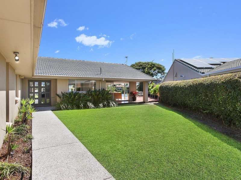 20 Selkirk Avenue, Benowa Waters QLD 4217