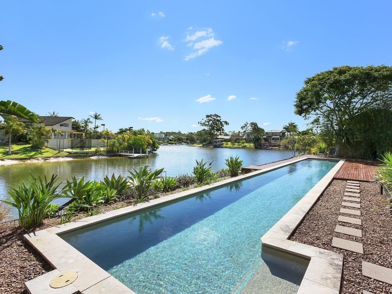 20 Selkirk Avenue, Benowa Waters QLD 4217