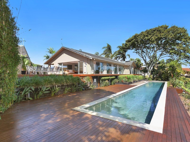 20 Selkirk Avenue, Benowa Waters QLD 4217