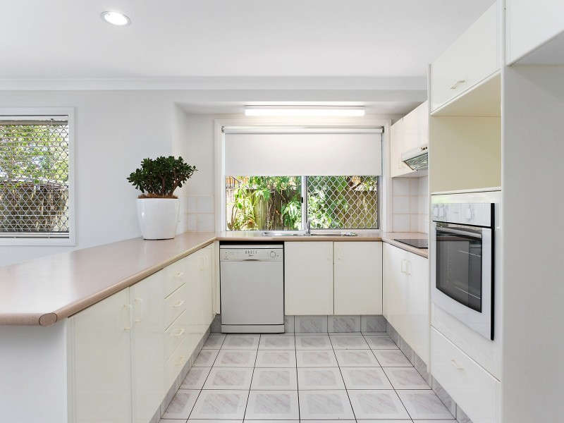 2/37 Darrambal Street, Chevron Island QLD 4217