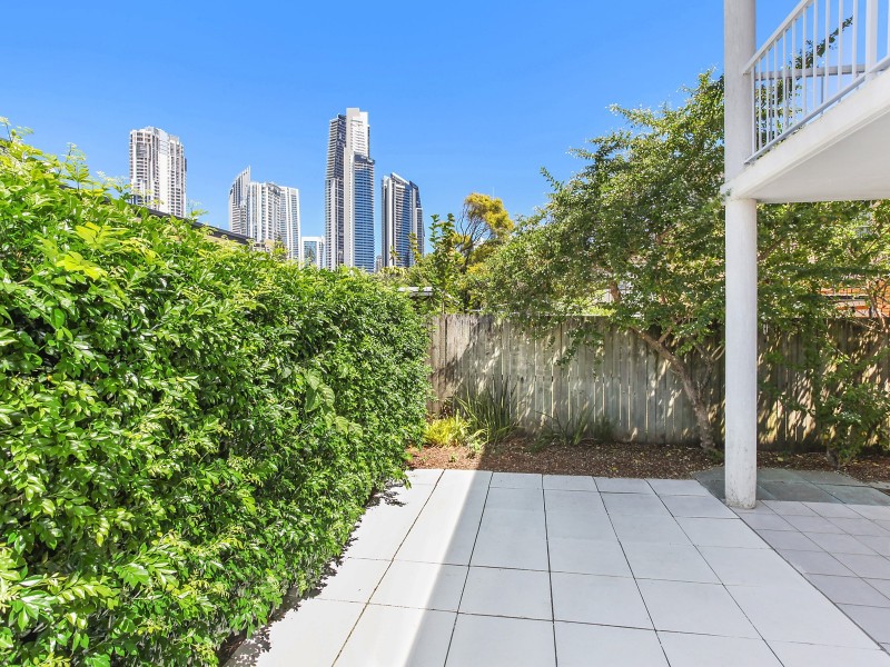 2/37 Darrambal Street, Chevron Island QLD 4217