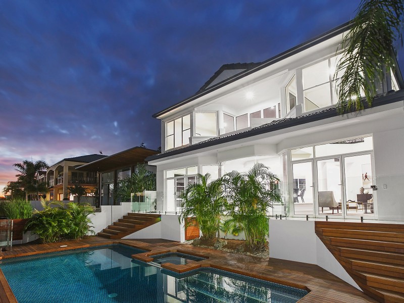 90 Amalfi Drive, Isle Of Capri QLD 4217