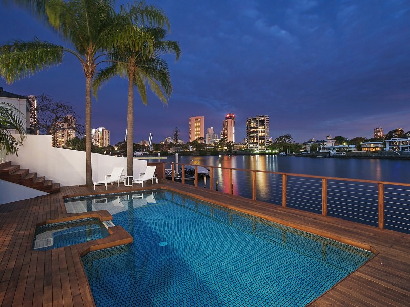 90 Amalfi Drive, Isle Of Capri QLD 4217