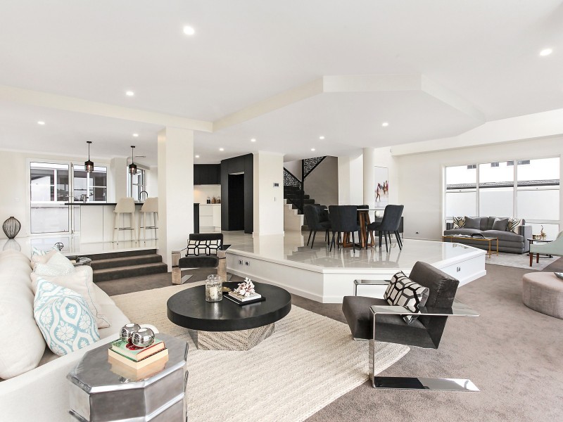 90 Amalfi Drive, Isle Of Capri QLD 4217