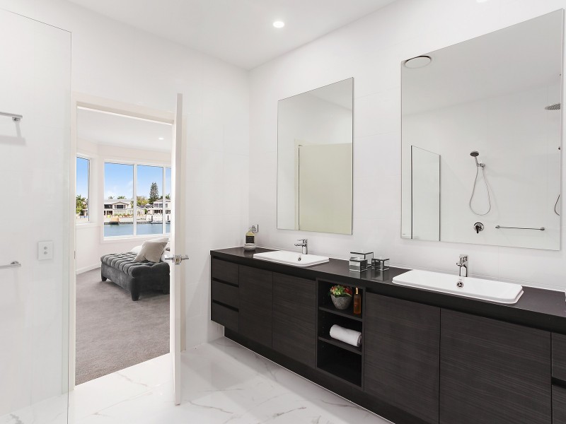 90 Amalfi Drive, Isle Of Capri QLD 4217