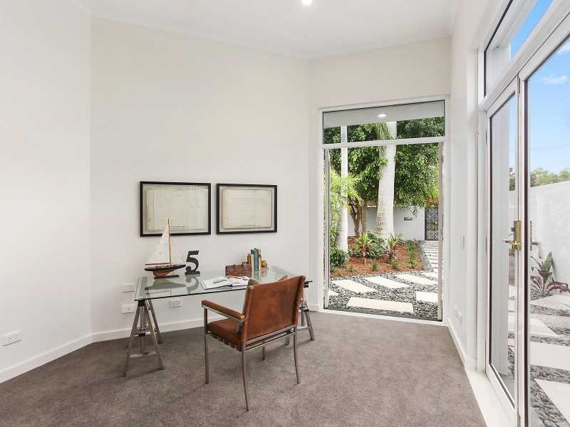 90 Amalfi Drive, Isle Of Capri QLD 4217