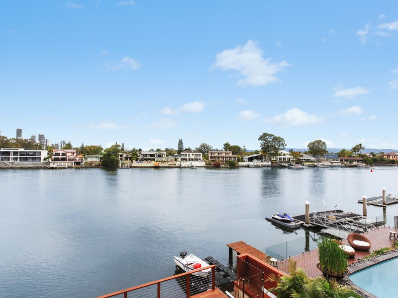 90 Amalfi Drive, Isle Of Capri QLD 4217