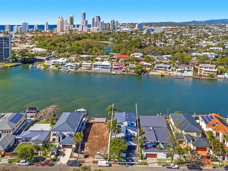 90 Amalfi Drive, Isle Of Capri QLD 4217