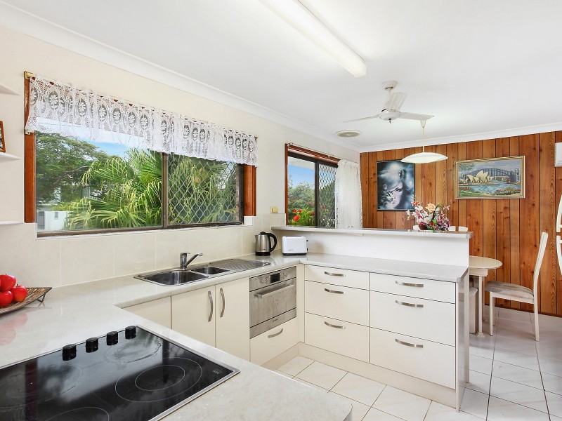 10 Poinciana Boulevard, Broadbeach Waters QLD 4218