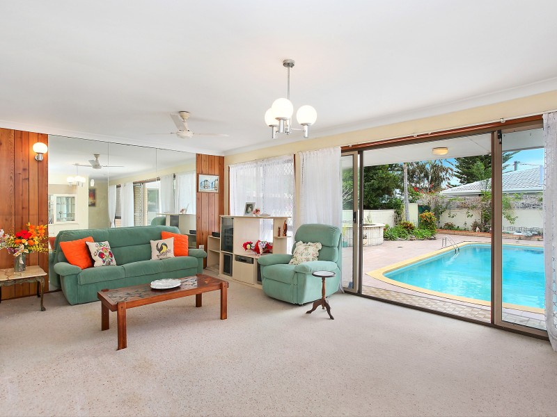 10 Poinciana Boulevard, Broadbeach Waters QLD 4218