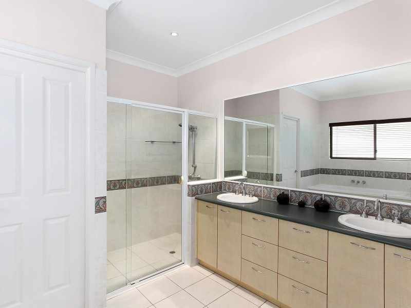 8 Kimmuli Drive, Elanora QLD 4221