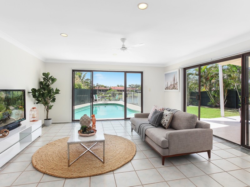 2A Village Low Road, Benowa Waters QLD 4217