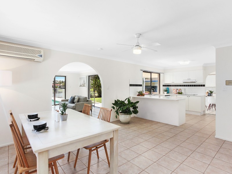 2A Village Low Road, Benowa Waters QLD 4217