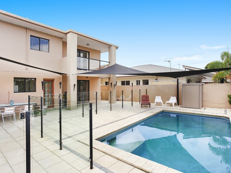 4 Mexicali Court, Broadbeach Waters QLD 4218