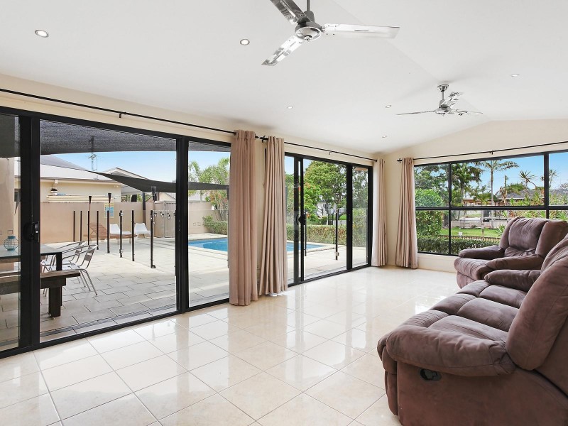 4 Mexicali Court, Broadbeach Waters QLD 4218