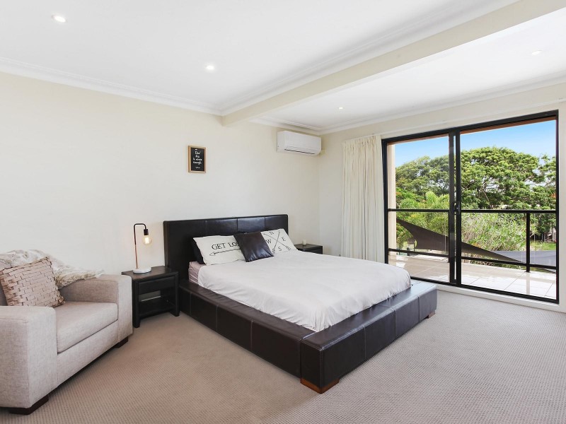 4 Mexicali Court, Broadbeach Waters QLD 4218