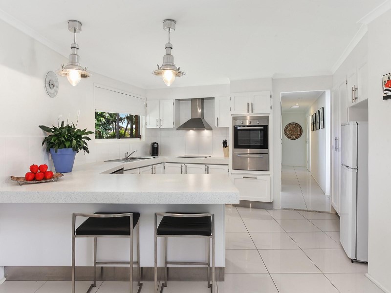 52 Collins Crescent, Benowa QLD 4217