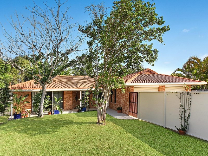52 Collins Crescent, Benowa QLD 4217