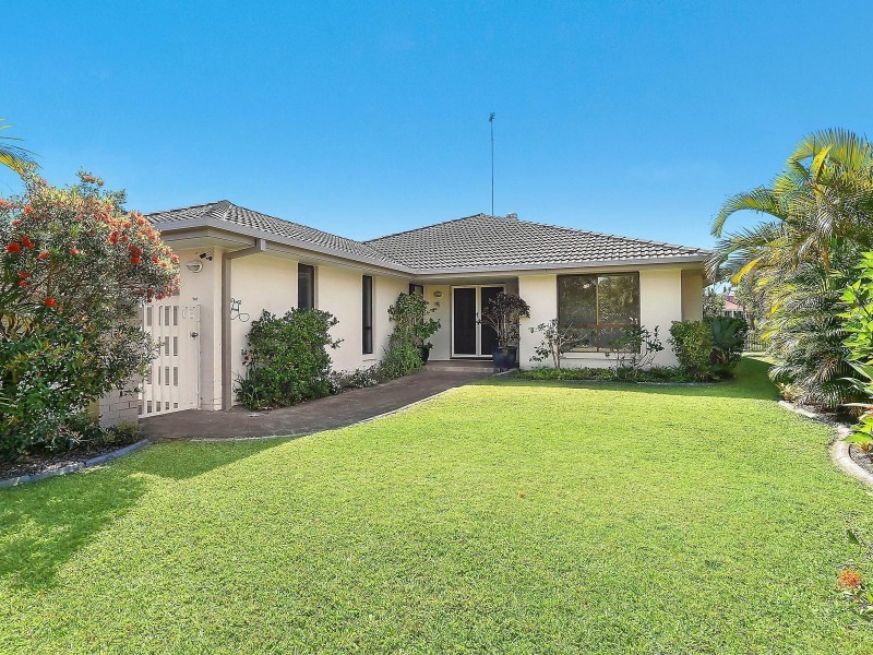 16 Kincardine Drive, Benowa Waters QLD 4217