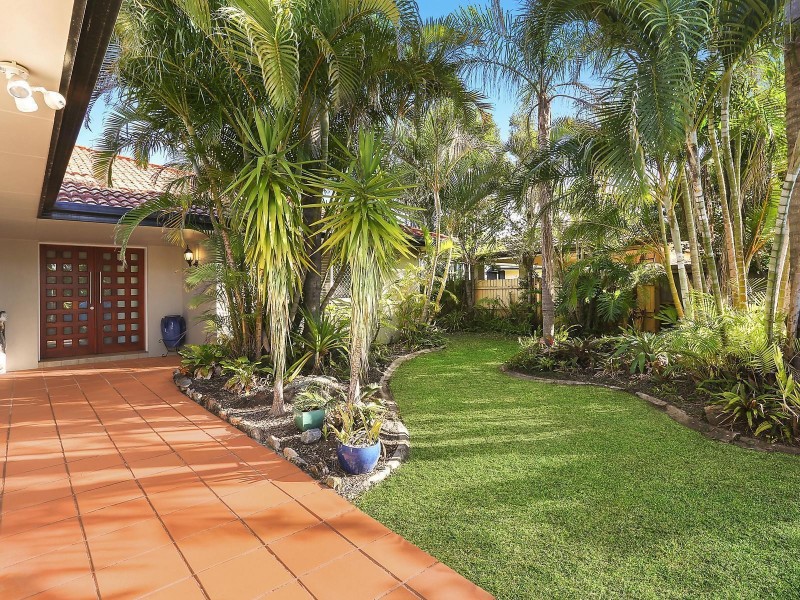 19 Rannock Avenue, Benowa Waters QLD 4217