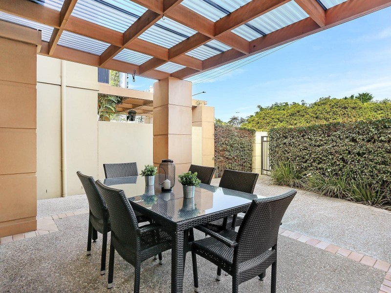 2/24 Brighton Parade, Southport QLD 4215