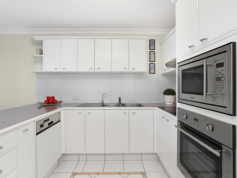 8/70 Marbella Drive, Benowa Waters QLD 4217