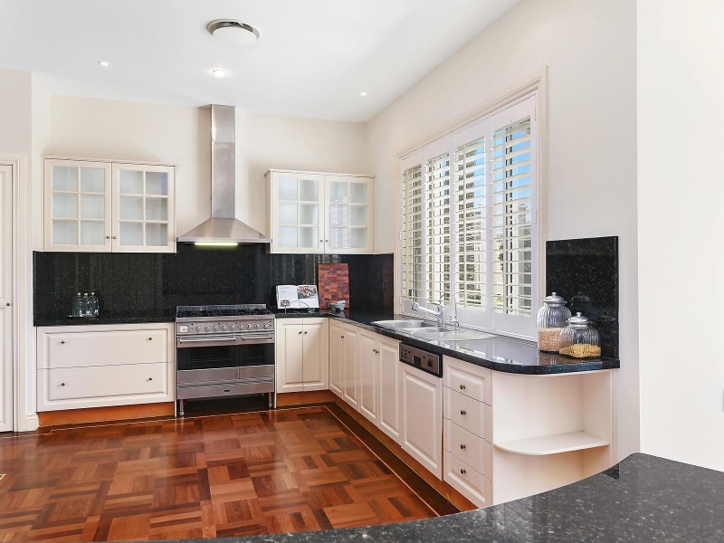 12 Admiralty Drive, Paradise Waters QLD 4217
