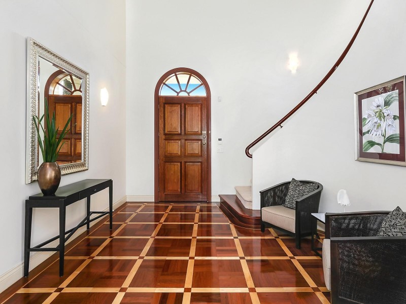 12 Admiralty Drive, Paradise Waters QLD 4217