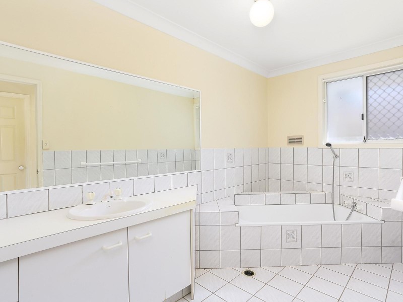 2 Montserrat Court, Clear Island Waters QLD 4226