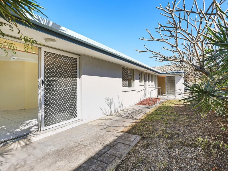 2 Montserrat Court, Clear Island Waters QLD 4226